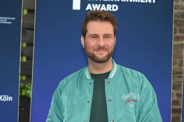 Künstler Maurice Gajda kommt zur Preisverleihung Deutscher Entertainment Award 2025