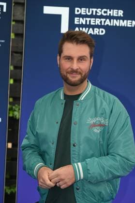 Künstler Maurice Gajda kommt zur Preisverleihung Deutscher Entertainment Award 2025