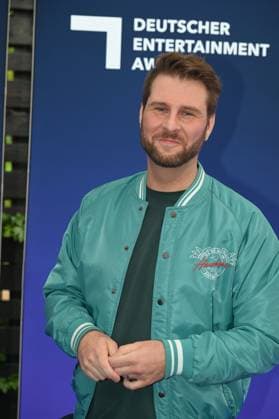 Künstler Maurice Gajda kommt zur Preisverleihung Deutscher Entertainment Award 2025