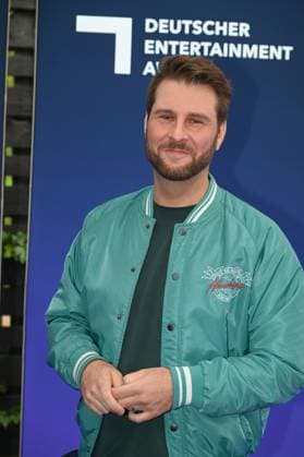 Künstler Maurice Gajda kommt zur Preisverleihung Deutscher Entertainment Award 2025