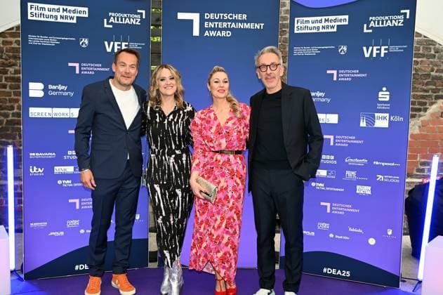 Rolf Hellgardt, Geschäftsführer der Prime Productions, Schauspielerin Lisa Feller, Ruth Moschner und Axel Kuehn, Geschäftsführer von Tresor TV,kommt zur Preisverleihung Deutscher Entertainment Award 2025
