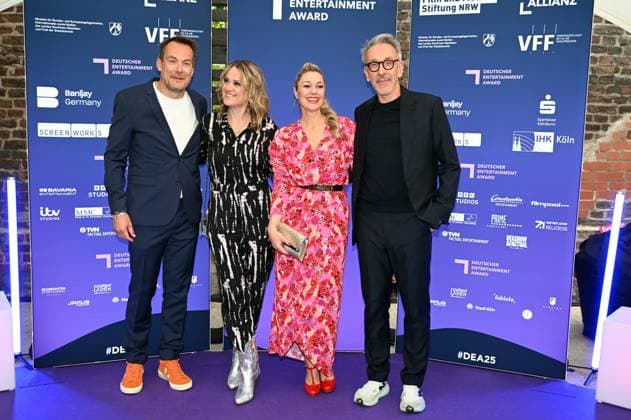 Rolf Hellgardt, Geschäftsführer der Prime Productions, Schauspielerin Lisa Feller, Ruth Moschner und Axel Kuehn, Geschäftsführer von Tresor TV,kommt zur Preisverleihung Deutscher Entertainment Award 2025