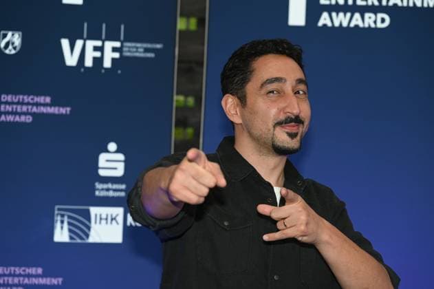 Sänger Eko Fresh kommt zur Preisverleihung Deutscher Entertainment Award 2025