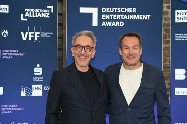 Journalist Axel Kuehn, Geschäftsführer von Tresor TV und Rolf Hellgardt, Geschäftsführer der Prime Productions kommt zur Preisverleihung Deutscher Entertainment Award 2025