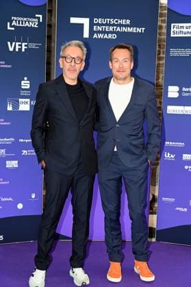 Journalist Axel Kuehn, Geschäftsführer von Tresor TV und Rolf Hellgardt, Geschäftsführer der Prime Productions kommt zur Preisverleihung Deutscher Entertainment Award 2025