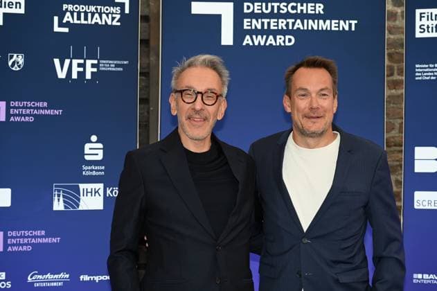 Journalist Axel Kuehn, Geschäftsführer von Tresor TV und Rolf Hellgardt, Geschäftsführer der Prime Productions kommt zur Preisverleihung Deutscher Entertainment Award 2025