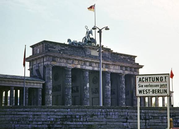 Archivbilder der Woche KW23 Berlin GER, 20230101, Aufnahme Berlin, ca.1989, Stadtansicht, Brandenburger Tor *** Berlin GER, 20230101, photo Berlin, ca 1989, city view, Brandenburg Gate