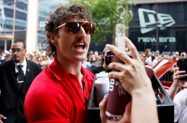 Bilder des Jahres 2025, Entertainment 06 Juni Benson Boone passes out speakers and other JBL items when JBL announces Benson Boone is their Newest Global Brand Ambassador on Friday, June 6, 2025 in New York City.  NYP20250606211 JOHNxANGELILLO