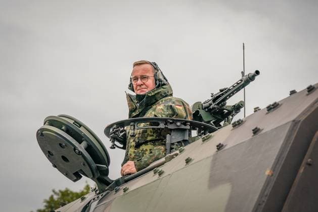 Deutschland, Europa Boris Pistorius, Bundesminister der Verteidigung, Bundeswehr, Schützenpanzer Puma, Maschinengewehr, Militär, Verteidigungspolitik, NATO, Rüstungsausgaben, Wehrtechnik, Ukraine-Krieg, Waffenlieferungen, Sicherheitspolitik, Auslandseinsätze, Bundeswehrmodernisierung, Leopard 2, Marder, Patriot-System, Zeitenwende, Militärstrategie, Kriegsgerät, EU-Verteidigung, Wladimir Putin, Donald Trump. *** Germany, Europe Boris Pistorius, Federal Minister of Defence, Bundeswehr, Puma infantry fighting vehicle, machine gun, military, defence policy, NATO, arms expenditure, defence technology, Ukraine war, arms deliveries, security policy, foreign missions, Bundeswehr modernization, Leopard 2, Marder, Patriot system, turning p Copyright: xJOERANxSTEINSIEKx