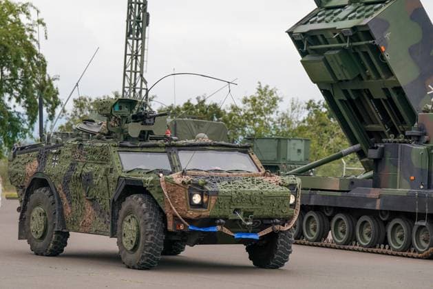 Deutschland, Europa Gepanzertes Spähfahrzeug Fennek, Mehrfachraketenwerfer MARS II, Bundeswehr, Militärfahrzeug, Bundeswehrübung, NATO, Verteidigung, Waffenlieferungen, Leopard 2, Patriot-System, Rüstung, Ukraine-Krieg, Bundeswehr-Reform, Verteidigungspolitik, Sicherheitspolitik, Auslandseinsatz, NATO-Manöver, Wehrtechnik, Panzer, Militärstrategie, Bundesministerium der Verteidigung, EU-Verteidigung, Bundeswehrmodernisierung, Rüstungsausgaben, Zeitenwende, Kriegsgerät, Militärbündnisse, Wladimir Putin, Donald Trump. *** Germany, Europe Fennek armoured reconnaissance vehicle, MARS II multiple rocket launcher, Bundeswehr, military vehicle, Bundeswehr exercise, NATO, defence, arms deliveries, Leopard 2, Patriot system, armaments, Copyright: xJOERANxSTEINSIEKx