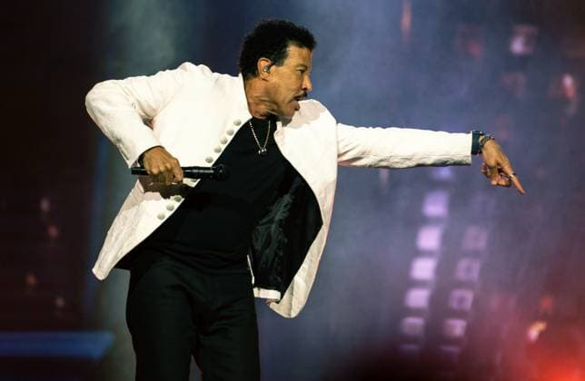 Bilder des Jahres 2025, Entertainment 06 Juni Entertainment Themen der Woche KW23 Entertainment Bilder des Tages Lionel Richie Performs At O2 Arena, London, UK - 6 Jun 2025 Lionel Richie performs onstage during a concert at The O2 Arena in London. London United Kingdom Copyright: xLounisxTiarx xSOPAxImagesx _DSC4933