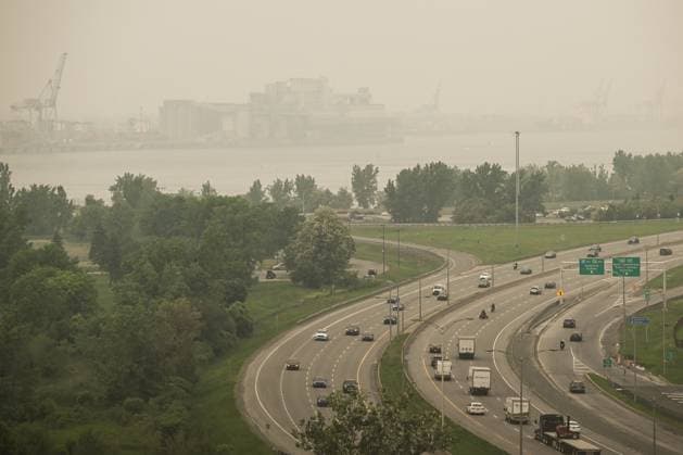 News Bilder des Tages Wildfire Smoke Makes Montreal And Toronto Worst Cities For Air Quality MONTREAL, CANADA - JUNE 6: A view of traffic on Road 132 with Montreal harbour area obscured by travelling wildfire smoke, in Montreal, Quebec, Canada, on June 6, 2025. As hundreds of wildfires rage across Canada, drifting smoke has triggered emergency evacuations, power outages, and air quality alerts in Ontario, Quà bec, and parts of the U.S., with Montreal ranking as the second most polluted city in the world on June 6, ahead of Delhi and Santiago, and Toronto placing fourth, according to IQAir. Montreal Canada Copyright: xSTRx originalFilename: str-wildfire250606_npOhp.jpg