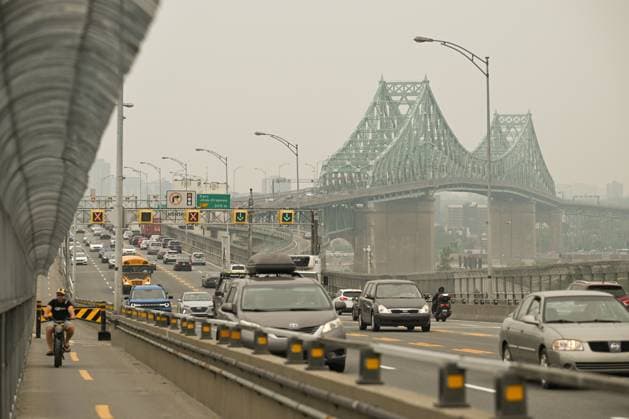 Wildfire Smoke Makes Montreal And Toronto Worst Cities For Air Quality MONTREAL, CANADA - JUNE 6: A view of Montrà al s Jacques Cartier Bridge obscured by travelling wildfire smoke, in Montreal, Quebec, Canada, on June 6, 2025. As hundreds of wildfires rage across Canada, drifting smoke has triggered emergency evacuations, power outages, and air quality alerts in Ontario, Quà bec, and parts of the U.S., with Montreal ranking as the second most polluted city in the world on June 6, ahead of Delhi and Santiago, and Toronto placing fourth, according to IQAir. Montreal Canada Copyright: xSTRx originalFilename: str-wildfire250606_npSzd.jpg