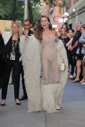 Bilder des Jahres 2025, Entertainment 06 Juni Entertainment Themen der Woche KW23 Entertainment Bilder des Tages June 6, 2025, New York, Ny, USA: NEW YORK, NEW YORK - JUNE 06: Miley Cyrus is seen arriving to the world premiere of Something Beautiful with Miley Cyrus during the 2025 Tribeca Festival at The Beacon Theatre on June 6, 2025, in New York City. The pop icon unveiled her visual album during a special screening and live conversation as part of the festival™s spotlight programming. New York USA - ZUMAra1_ 20250606_aap_ra1_041 Copyright: xGiadaxPapinixRampelotto Europanex