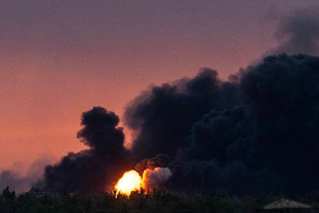 News Themen der Woche KW23 June 7, 2025, Kharkiv, Kharkiv Oblast, Ukraine: Fire is seen among the smoke clouds billowing from a Russian attack on June 7, 2025. Kharkiv Mayor Ihor Terekhov told RBC-Ukraine that at least 11 people were injured including a one-and-a-half-month-old baby. RBC-Ukraine also reported more than explosions were heard during the attacks which lasted more than and hour and a half. Kharkiv Ukraine - ZUMAc244 20250607_zip_c244_001 Copyright: xDanielxCardex