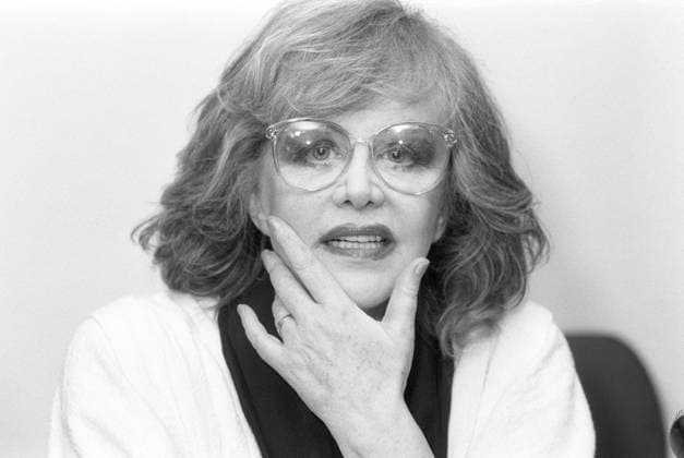 Archivbilder der Woche KW23 Hildegard Knef (Schauspielerin) 01 86 reg Hildegard Knef bei einem Interviewtermin am Rande eines Auftritts im Rahmen ihrer Tournee Stationen meines Lebens im Januar 1986 Deutschland deutsch deutsche Schauspiel Gesang Sängerin Theater Bühne Musik Kino Film Autorin Schriftstellerin german actress singer author writer quer Porträt aufstützend aufgestützt sprechend sw *** Hildegard Knef actress 01 86 reg Hildegard Knef during an interview on the sidelines of a performance as part of her tour Stations of My Life in January 1986 Germany German German actress singer theater stage music cinema author writer German actress singer author writer torso portrait supporting up speaking sw
