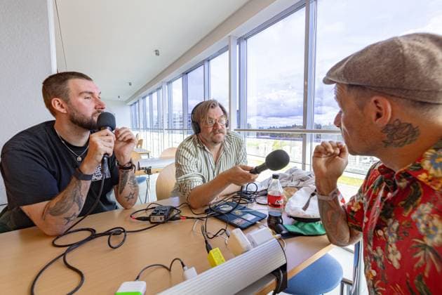 ROCK AM RING 2025 am Nürburgring 2. Tag Samstag - 07.06.2025 Produktion im Nürburgring Media Center: Der Podcast GÄSTELISTE GEISTERBAHN mit Markus HERRMANN und Nilz BOKELBERG im Gespräch mit Ingo KNOLLMANN von den DONOTS und der diesjährige Moderator auf der Utopia Stage - Das 3 Tage Festival ROCK AM RING vom 06. bis 08. Juni 2025 am Nürburgring feiert 40 Jahre auf 4 Bühnen in der Eifel und ist das traditionsreichste Rockfestival Deutschlands. Nürburg Nürburgring Rheinland-Pfalz Deutschland Copyright: xBonn.digitalx xMarcxJohnx