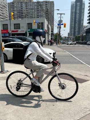 Air Quality In Toronto Currently Among Worst In World Due To Wildfire Smoke A food delivery driver wears a face mask as haze from wildfire smoke is visible in Toronto, Ontario, Canada, on June 06, 2025. Toronto s air quality ranks among the worst in the world today as smoke from wildfires burning in Manitoba, Saskatchewan, and Alberta drifts into the region. Toronto s air quality is currently the second most polluted major city in the world, according to a ranking by IQAir, a Swiss air quality technology company. This places it below Santiago, Chile, and above Montreal, which is in third place as it also faces wildfire smoke from western provinces. Environment Canada urges residents to limit their time spent outdoors and suggests that peopl Copyright: xCreativexTouchxImagingxLtdx originalFilename: friedman-airquali250606_npVb3.jpg