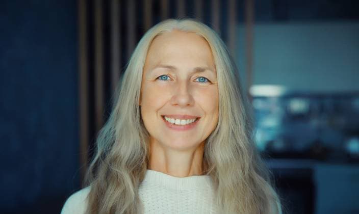 Creative Highlights Symbolbilder Porträt der schönen glücklichen lächelnde reife Frau Blick auf die Kamera im Zimmer zu Hause Portrait of beautiful happy smiling mature woman with gray hair looking at camera standing in room at home (License=RF) ,model released, Symbolfoto Copyright: xZoonar.com VeronikaxKornevax 23417868 ,model released, Symbolfoto ,property released