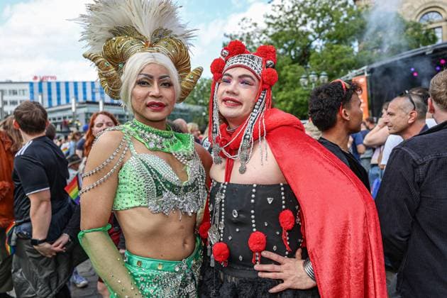 News Themen der Woche KW23 News Bilder des Tages Nie wieder still - Nie wieder unsichtbar! CSD.Hannover 2025 Zwei Travestie-Kümstler auf dem Opernplatz Hannover Innenstadt Niedersachsen, Region Hannover Germany *** Never silent again Never invisible again CSD Hannover 2025 Two travesty artists on the Opera Square Hannover City Center Lower Saxony, Hannover Region Germany