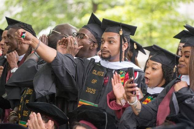 News Themen der Woche KW23 News Bilder des Tages University of Chicago graduates celebrate during commencement ceremony CHICAGO, ILLINOIS, UNITED STATES - JUNE 7: University of Chicago graduates celebrate during the commencement ceremony on June 7, 2025, as some students wear keffiyehs and display Palestinian flags in a show of cultural pride and solidarity. Jacek Boczarski Anadolu Chicago United States. Editorial use only. Please get in touch for any other usage.  Copyright: x2025xAnadoluxJacekxBoczarskix