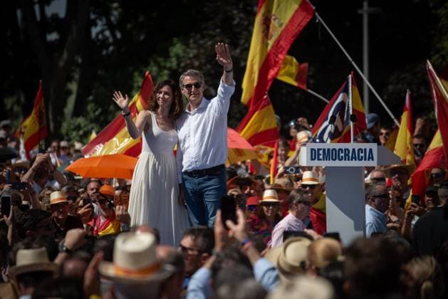 News Themen der Woche KW23 News Bilder des Tages PP rally under the slogan Mafia or democracy The president of the Popular Party, Alberto Núnez Feijóo, and the president of the Community of Madrid, Isabel Díaz Ayuso, during the PP rally under the slogan Mafia or democracy in the Plaza de Espana in Madrid, June 8, 2025, in Madrid Spain The call responds to the recent corruption scandals affecting the environment of the President of the Government, and especially after the publication of audios related to the former socialist member Leire Diez and alleged attempts to discredit judicial investigations into the Executive 08 JUNE 2025 CONCENTRATION MANIFESTATION PROTEST PP PP PARTIDO POPULAR Fernando Sá Madrid Madrid Madrid Espana  Copyright: xFernandoxSanchezx 6783998