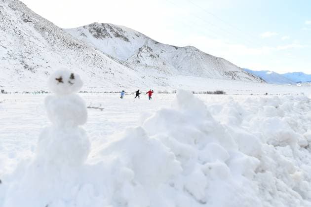 News Themen der Woche KW23 Snowfall In New Zealand People play with snow after a snowfall during the winter season in Castle Hill, located in the Canterbury high country of New Zealand, on June 8, 2025. New Zealand experiences winter from June to August, as it is located in the Southern Hemisphere. During the winter, the South Island often experiences snow and is popular for skiing and snowboarding. Castle Hill New Zealand  Copyright: xSankaxVidanagamax originalFilename: vidanagama-notitle250608_np6Bi.jpg