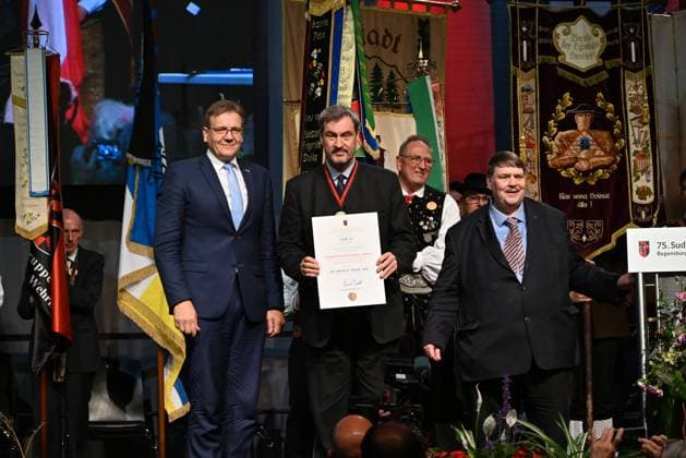 Bilder des Jahres 2025, News 06 Juni News Themen der Woche KW23 News Bilder des Tages Bavarian Prime Minister Markus Soder (centre) received the European Charles IV Prize at the Sudeten German Congress, Regensburg, Germany, June 8, 2025. Sudeten German (SL) leader Bernd Posselt (right) and SL Bavarian branch chairman Steffen Hortler (left) at the presentation the price. (CTKxPhoto JaromirxMrhal) CTKPhotoP2025060802563  CTKPhotoP2025060802563