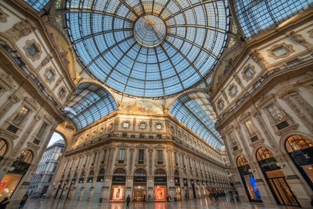 Mailand Italien 2022 Galleria vittorio emanuele im Zentrum von Mailand, wo es Luxusgeschäfte gibt Milan Italy 2 March 2022:Galleria vittorio emanuele in the center of milan where there are luxury shops (License=RF) Copyright: xZoonar.com PierluigixPalazzix 23420802
