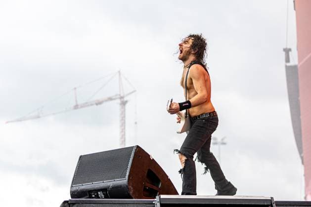Bilder des Jahres 2025, Entertainment 06 Juni Entertainment Themen der Woche KW23 ROCK AM RING 2025 am Nürburgring 2. Tag Samstag - 07.06.2025 AIRBOUREN auf der Mandora Stage - Das 3 Tage Festival ROCK AM RING vom 06. bis 08. Juni 2025 am Nürburgring feiert 40 Jahre auf 4 Bühnen in der Eifel und ist das traditionsreichste Rockfestival Deutschlands. Nürburg Nürburgring Rheinland-Pfalz Deutschland *** ROCK AM RING 2025 at the Nürburgring 2 day Saturday 07 06 2025 AIRBOURS on the Mandora Stage The 3-day festival ROCK AM RING from 06 to 08 June 2025 at the Nürburgring celebrates 40 years on 4 stages in the Eifel and is the most traditional rock festival in Germany Nürburg Nürburgring Rhineland-Palatinate Germany Copyright: xBonn.digitalx xMarcxJohnx