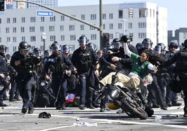News Themen der Woche KW23 Protesters clash with police in Los Angeles as Trump administration continues immigration raids LOS ANGELES, CALIFORNIA, US - JUNE 8: Hundreds of protesters, demanding that Immigration and Customs Enforcement (ICE) raids at workplaces stop immediately, clash with police as the Trump administration continues its immigration raids in the US state of California, Los Angeles, United States on June 8, 2025. Tayfun Coskun Anadolu California United States. Editorial use only. Please get in touch for any other usage.  Copyright: x2025xAnadoluxTayfunxCoskunx