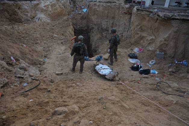 Bilder des Jahres 2025, News 06 Juni News Themen der Woche KW23 (250609) -- GAZA, June 9, 2025 -- This photo released by the Israel Defense Forces on June 8, 2025 shows the body of Mohammed Sinwar, head of Hamas military wing, being transferred from an underground tunnel beneath the European Hospital in Khan Younis, southern Gaza Strip. The Israeli military said on Sunday it had recovered the body of Mohammed Sinwar, head of Hamas military wing, from a tunnel in the southern Gaza Strip and taken it to Israel. (Israel Defense Forces Handout via Xinhua) MIDEAST-GAZA-HAMAS COMMANDER-BODY RECOVERY ChenxJunqing 