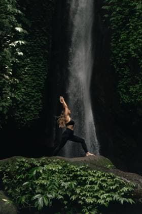 Creative Highlights Symbolfotos Woman practicing yoga in warrior pose by a jungle waterfall Ubud, Bali, Indonesia CR_YUKI25060471-1751941-01 ,model released, Symbolfoto