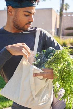 Creative Highlights Symbolfotos Man buying vegetables and food at the farmers market Los Angeles, California, United States CR_VIHA250604-900373-01 ,model released, Symbolfoto