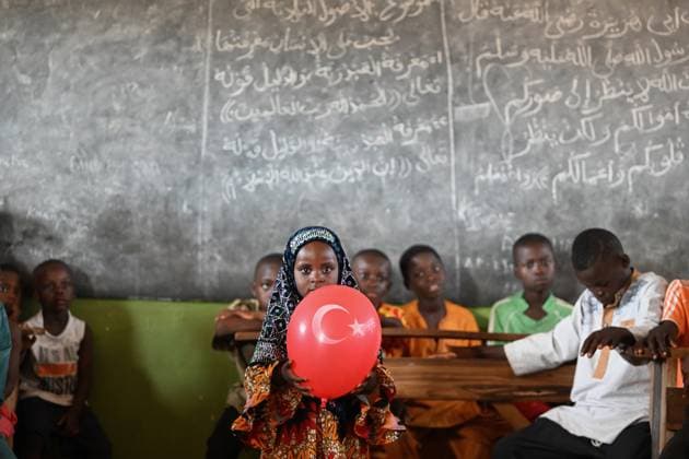 News Themen der Woche KW24 News Bilder des Tages TDV volunteers support Quran students in Togo during Share Your Sacrifice, Get Closer to Your Sibling campaign KARA, TOGO - JUNE 9: A girl is holding a balloon with a Turkish flag design in her hand as volunteers from the Turkiye Diyanet Foundation (TDV) visit Quran memorization students at the Centre Al-Iman School and Orphanage in Kara, Togo, as part of the Share Your Sacrifice, Get Closer to Your Sibling campaign on June 9, 2025. The team, visiting the country’s largest educational center with 800 students, listened to the students recite the Quran. TDV volunteers also delivered gifts entrusted by donors in Turkiye to the students and made a donation to the school. Omer Urer Anadolu Kara Togo. Editorial use only. Please get in touc  Copyright: x2025xAnadoluxOmerxUrerx