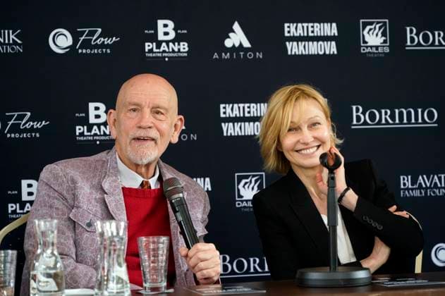 Bilder des Jahres 2025, Entertainment 06 Juni Entertainment Themen der Woche KW24 Entertainment Bilder des Tages John Malkovich und Ingeborga Dapkunaite bei einer Pressekonferenz anlässlich der Premiere des Theaterstücks In the Solitude of Cotton Fields - In der Einsamkeit der Baumwollfelder im The Westin Grand Hotel. Berlin, 09.06.2025 *** John Malkovich and Ingeborga Dapkunaite at a press conference on the occasion of the premiere of the play In the Solitude of Cotton Fields In der Einsamkeit der Baumwollfelder at The Westin Grand Hotel Berlin, 09 06 2025 Foto:xT.xBartillax xFuturexImagex malkovich_dapkunaite_5636