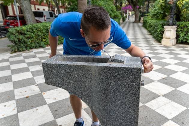 IMAGO Creative, Jahreszeit Sommer, Hitze Cadiz, Andalusia, Spain - June 9, 2025: A young man bends over and drinks directly from a public water dispenser in the city of Cadiz. In the hot summer months, access to free drinking water in public spaces is an important contribution to preventive healthcare, especially during heatwaves in southern Spain *** Ein junger Mann beugt sich vor und trinkt direkt aus einem öffentlichen Wasserspender in der Stadt Cadiz. In den heißen Sommermonaten ist der Zugang zu kostenlosem Trinkwasser im öffentlichen Raum ein wichtiger Beitrag zur Gesundheitsvorsorge, besonders während Hitzewellen in Südspanien