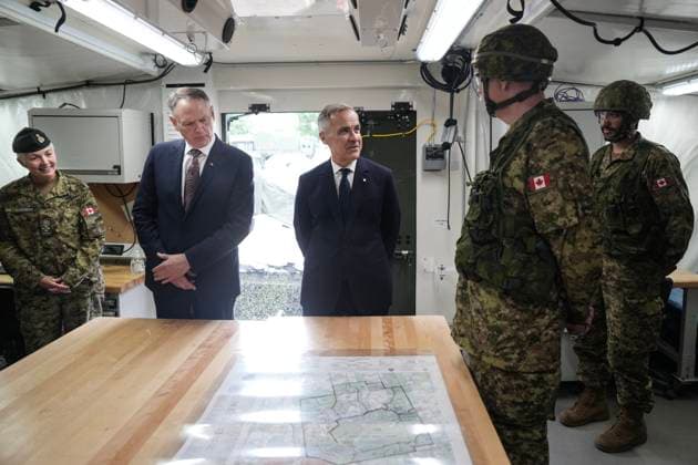 June 9, 2025, Toronto, On, Canada: Prime Minister Mark Carney, centre, stands with Minister of National Defence David McGuinty, second from left, and Chief of the Defence Staff, General Jennie Carignan, left, as they visit a command post in Fort York Armoury in Toronto before making an announcement on Monday, June 9, 2025. Toronto Canada - ZUMAc35_ 20250609_zaf_c35_031 Copyright: xChrisxYoungx