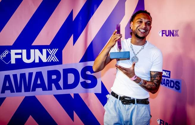 Bilder des Jahres 2025, Entertainment 06 Juni Entertainment Themen der Woche KW24 Entertainment Bilder des Tages AMSTERDAM - Ronnie Flex shows the prize he won on the purple carpet after the FunX Awards. During the awards show in AFAS Live, favorite artists were presented with the most important music awards. ANP ROBIN UTRECHT netherlands out - belgium out  Copyright: xx x529638614x originalFilename: 529638614.jpg