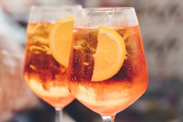 Ein Glas eiskalter Aperol Spritz-Cocktail, serviert in einem Weinglas, verziert mit Orangenspalten. Aperitif im Straßencafé Glass of ice cold Aperol spritz cocktail served in a wine glass, decorated with slices of orange. Aperitif in street caffe in Italy (License=RF) Copyright: xZoonar.com IgorxZakirovx 23450789