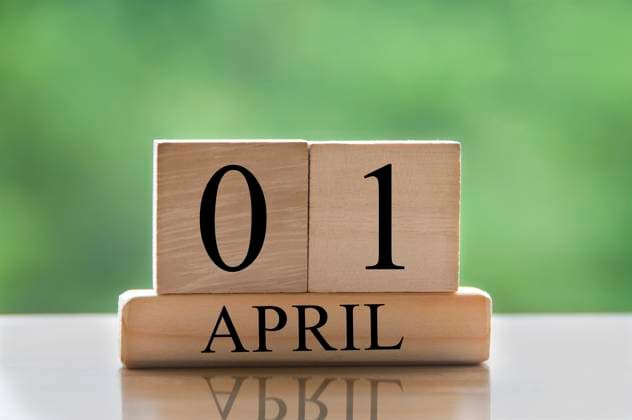 1. April Kalender Datum Text auf Holzblöcken mit unscharfen Park Hintergrund. Kopierraum und Kalenderkonzept - Bildmontage April 1 calendar date text on wooden blocks with blurred nature background. Copy space and calendar concept. (License=RF) Copyright: xZoonar.com JeromexMauricex 23460040