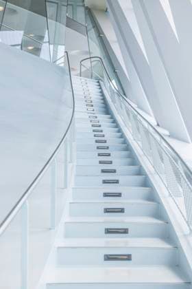 Creative Highlights World Treppen im Automobilmuseum MercedesBenz Museum in Stuttgart. 28.05.2025. Stuttgart, Baden-Württemberg, Deutschland *** Stairs in the MercedesBenz Museum in Stuttgart 28 05 2025 Stuttgart, Baden Württemberg, Germany