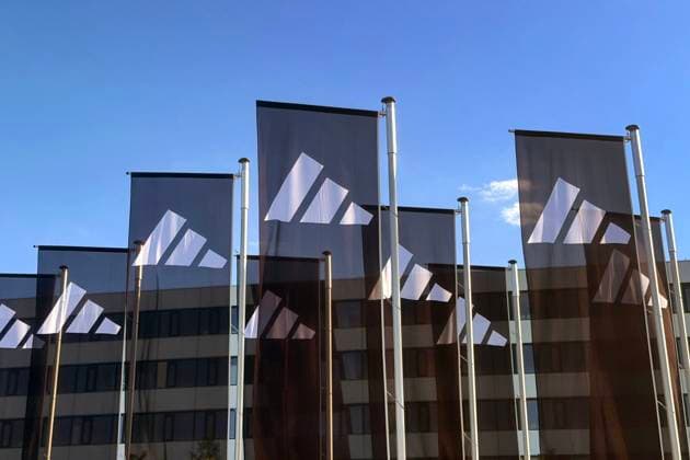 Adidas Flaggen vor dem Sitz,Headquarter in Herzogenaurach,Herzo Base.