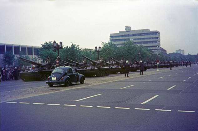 Archivbilder der Woche KW24 Berlin GER, 20230101,Berlin,Aufnahme ca. 19640425, Militärparade, Parade, in Berlin, Tag der Allierten Streitkraefte, Strasse des 17. Juni *** Berlin GER, 20230101,Berlin,photo ca 19640425, military parade, parade, in Berlin, Day of the Allied Forces, Strasse des 17 Juni