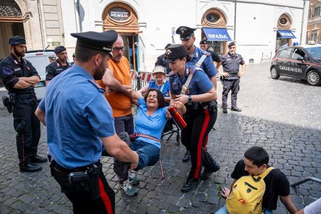 News Themen der Woche KW24 News Bilder des Tages June 10, 2025, Rome, Rm, Italy: Activists from Ultima Generazione (Last Generation) participate in a sit-in protest in front of Montecitorio (Chamber of Deputies) to ask the Government to cut VAT on essential goods. The activists passively resist and are removed by Carabinieri. Rome Italy - ZUMAg256 20250610_znp_g256_009 Copyright: xMarcoxDixGianvitox
