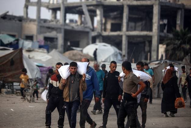 News Themen der Woche KW24 Hamas Israel Conflict Palestinians transport bags of flour as humanitarian aid arrives in Gaza City, on June 10, 2025, amid the ongoing conflict between Israel and the Hamas militant group. Gaza Palestine  Copyright: xMajdixFathix originalFilename: fathi-notitle250610_npZ1S.jpg