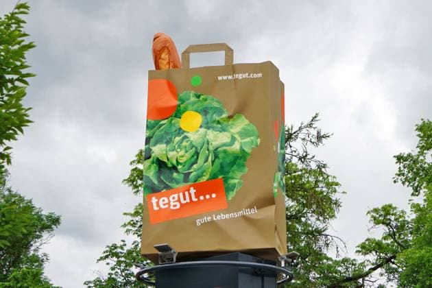 tegut-Tüte, überdimensionale Einkaufstüte als Werbeträger, Lebensmittelhandel, Bio-Produkte
