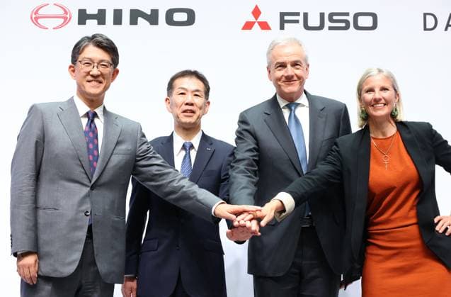 Bilder des Jahres 2025, News 06 Juni News Themen der Woche KW24 News Bilder des Tages June 10, 2025, Tokyo, Japan - (L-R) Toyota Motor president Koji Sato, Hino Motors president Satoshi Ogiso, Mitsubishi Fuso Truck and Bus president Karl Deppen and Daimler Truck Holding AG CEO Karin Radstrom shake their hands as Toyota s subsidiary Hino and Daimler s subsidiary Mitsubishi Fuso will integrate their businesss at a press conference in Tokyo on Tuesday, June 10, 2025. Karl Deppen will become the CEO of the new holding company. (photo by Yoshio Tsunoda AFLO)  , aflo_294503263.jpg,