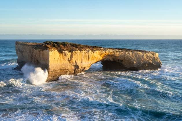 Creative Highlights World Sonnenuntergang an der London Bridge, Zwölf Apostel, Great Ocean Road, Australien Golden light illuminates London Bridge, a famous rock formation at the Twelve Apostles site along the Great Ocean Road, Australia, with waves crashing against the cliffs (License=RF) Copyright: xZoonar.com LaurentxDavoustx 23470364