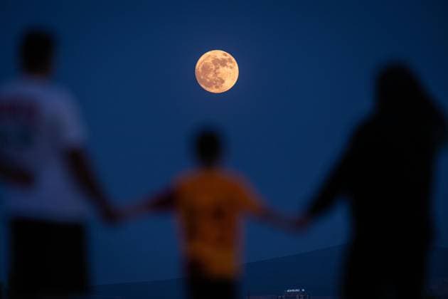 News Themen der Woche KW24 News Bilder des Tages Full moon in Turkish capital ANKARA, TURKIYE - JUNE 10: People observe the full moon appeared in the sky in Turkish capital Ankara on June 10, 2025. Didem Mente Anadolu Ankara Turkey. Editorial use only. Please get in touch for any other usage.  Copyright: x2025xAnadoluxDidemxMentex